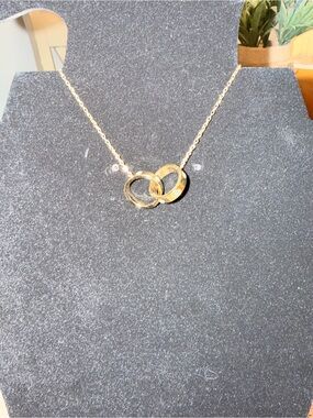Interlocking Double Circle Necklace in Gold